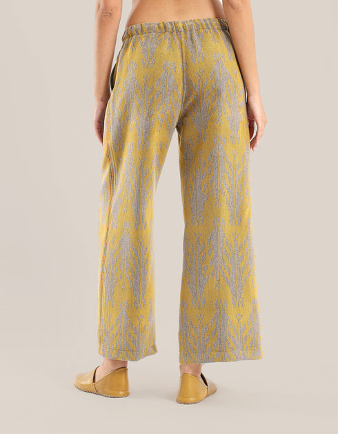 Wide leg pants with color stitching on the sides